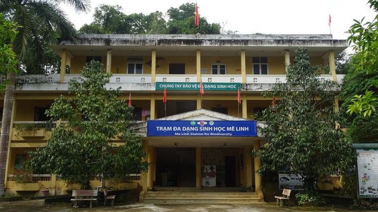 Eingang der „Me Linh-Station für Biodiversität“ in Nordvietnam. Betrieben wird sie vom Institut für Ökologie und Biologische Ressourcen (IEBR) in Hanoi. Der Kölner Zoo unterstützt die Station finanziell und personell. | Thomas Ziegler