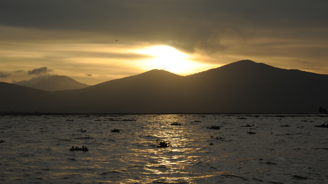 Lake Pátzcuaro during sunset. The beauty of this place is deceiving: the lake is no longer inhabitable for the salamanders. | Joachim Nerz
