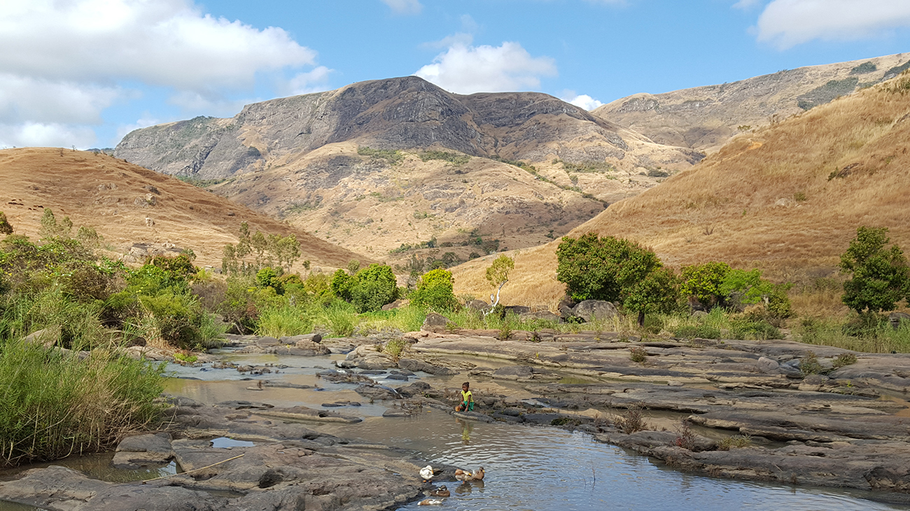 However, there are small dams in the Amboaboa basin that negatively affect the flow of the river | Charles Fusari