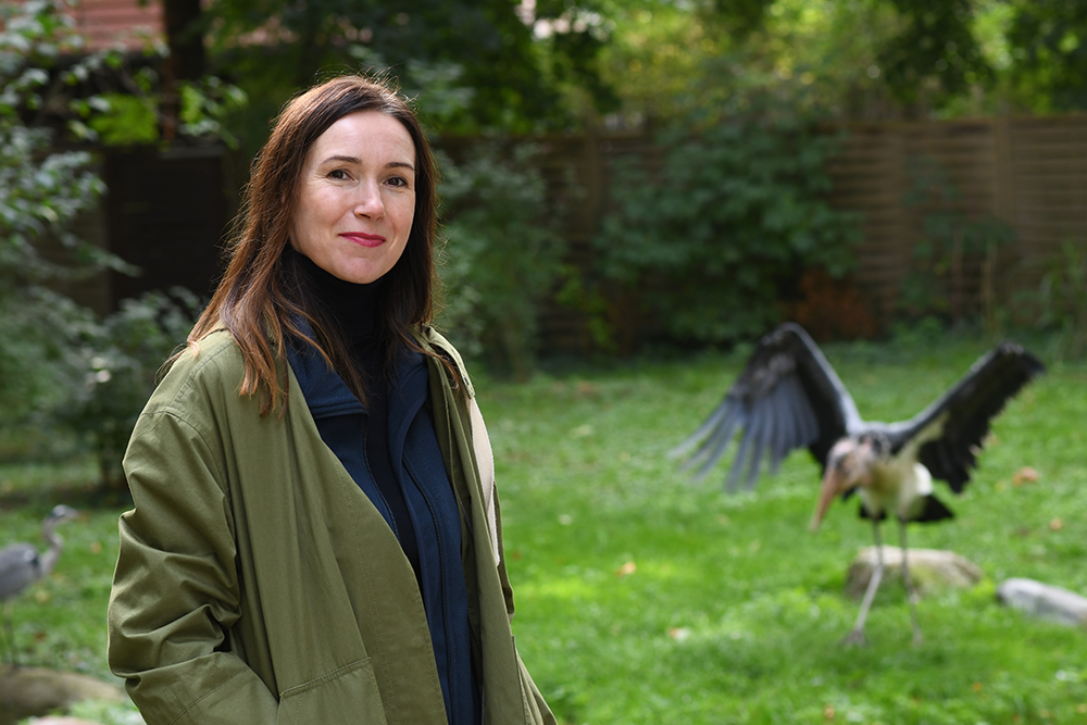 Ulrike Sterblich ist Politologin und Autorin aus Berlin. Ihre Diplomarbeit schrieb sie einst über ökologische Ethik, später wurde sie als Gastgeberin der Lesebühne Berlin Bunny Lectures bekannt. Sie veröffentlichte mehrere Bücher, zuletzt „The German Girl“ (Rowohlt), und arbeitet seit 2018 konzeptionell und redaktionell bei Citizen Conservation und Frogs & Friends mit. Sie hat keine Haustiere, aber wenn, dann hätte sie gern einen Schnilch. © Susanne Schleyer