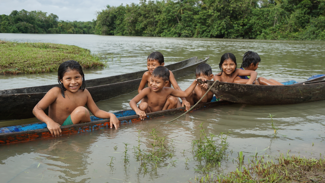 Die Giftzwerge haben nur eine Chance in der Natur, wenn auch die kommende Generation der Menschen von Joaquincito eine hat und den Wald erhält. Bis zum Besuch von Frogs & Friends fehlte im Dorf ein modernes Motorboot. | Björn Encke, Frogs & Friends
