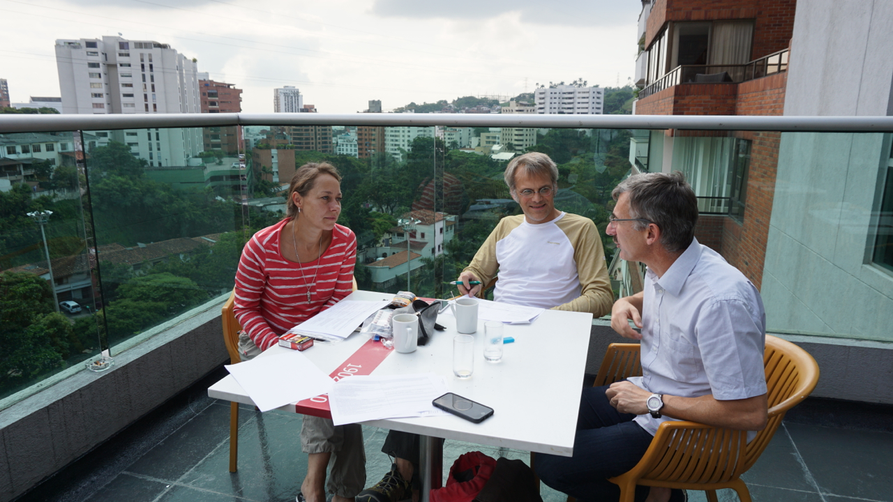 Ankunft im kolumbianischen Cali. Mit dabei: Susan Knakowske und Björn Encke (Mitte) von Frogs & Friends sowie Martin Bauert vom Zoo Zürich. Ihr Ziel: Phyllobates terribilis in der Natur filmen. | Peter Gröne