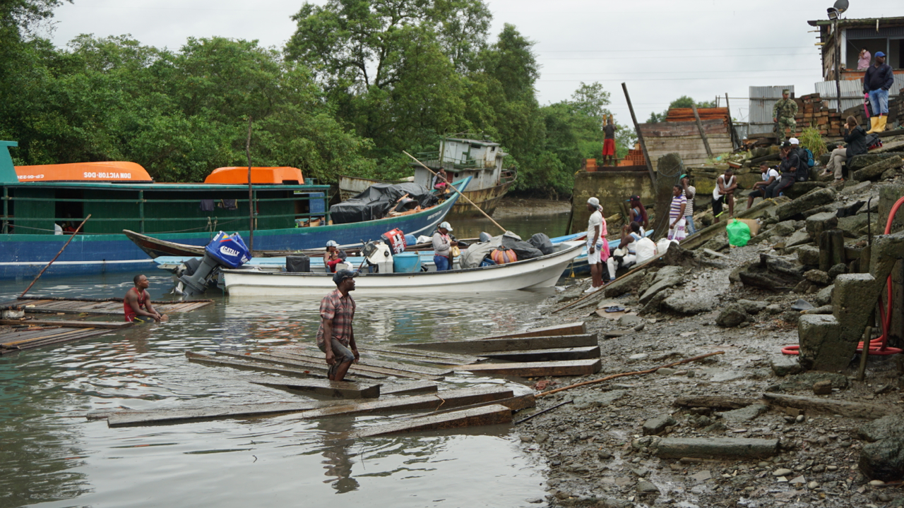 Die Giftzwerge sind über den Landweg nicht zu erreichen. Beladen des Bootes für die Expedition im Hafen von Buenaventura. | Björn Encke, Frogs & Friends
