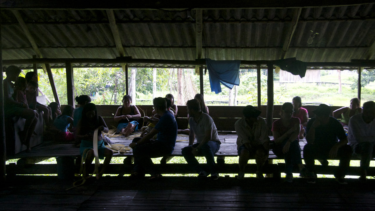 Gemeindeversammlung in Joaquincito – hier wird das Projekt vorgestellt und die Zustimmung der Bewohnerinnen und Bewohner eingeholt. | Björn Encke, Frogs & Friends