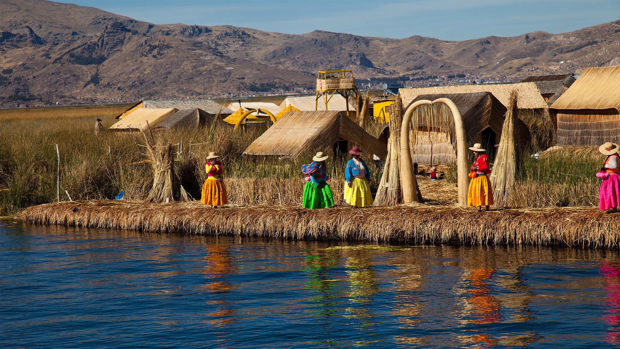 Auch dauerhaft bewohnte schwimmende Inseln werden aus Totora-Schilf gebaut. | Gail Johnson, Shutterstock