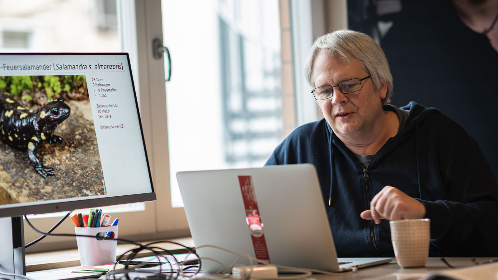 Heiko Werning takes stock of the development of the amphibians in the pilot phase. | Tillmann Konrad, Citizen Conservation